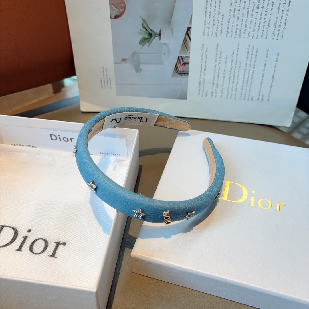配包装
Dior（迪奥）新款牛仔布发箍,专柜原单货，让你的魅力绽放 清新淑女范让时尚更简单。