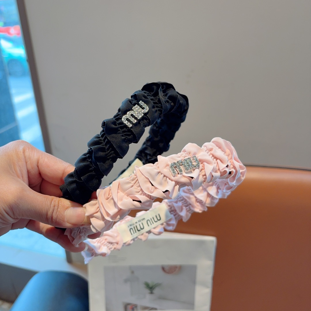 配包装
miumiu 缪缪  新款褶皱发箍，金属字母logo头箍！特制面料简约洋气显质感、经典百搭少女风