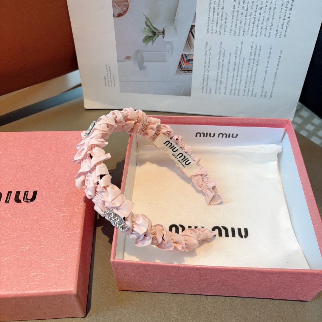 配包装
miumiu 缪缪  新款褶皱发箍，金属字母logo头箍！特制面料简约洋气显质感、经典百搭少女风