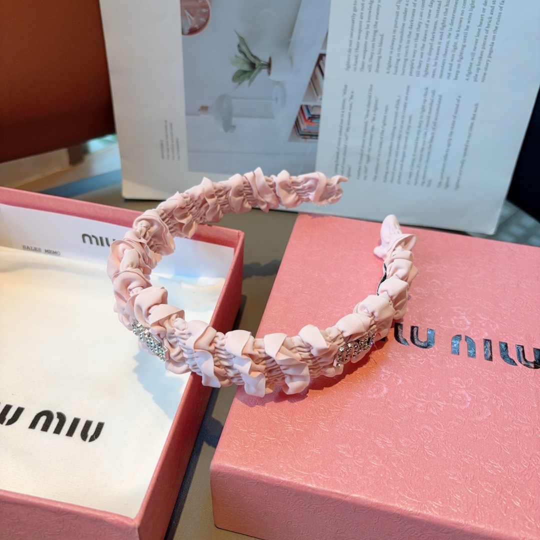配包装
miumiu 缪缪  新款褶皱发箍，金属字母logo头箍！特制面料简约洋气显质感、经典百搭少女风