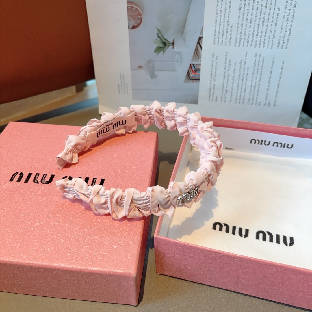 配包装
miumiu 缪缪  新款褶皱发箍，金属字母logo头箍！特制面料简约洋气显质感、经典百搭少女风