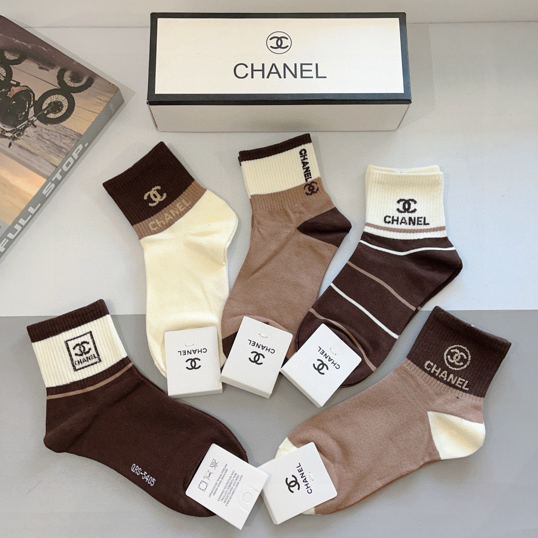 配包装（一盒5双）
CHANEL 香奈儿经典袜子❗️高版本纯棉材质柔软，秒杀市场普通货，经典的双C图案l