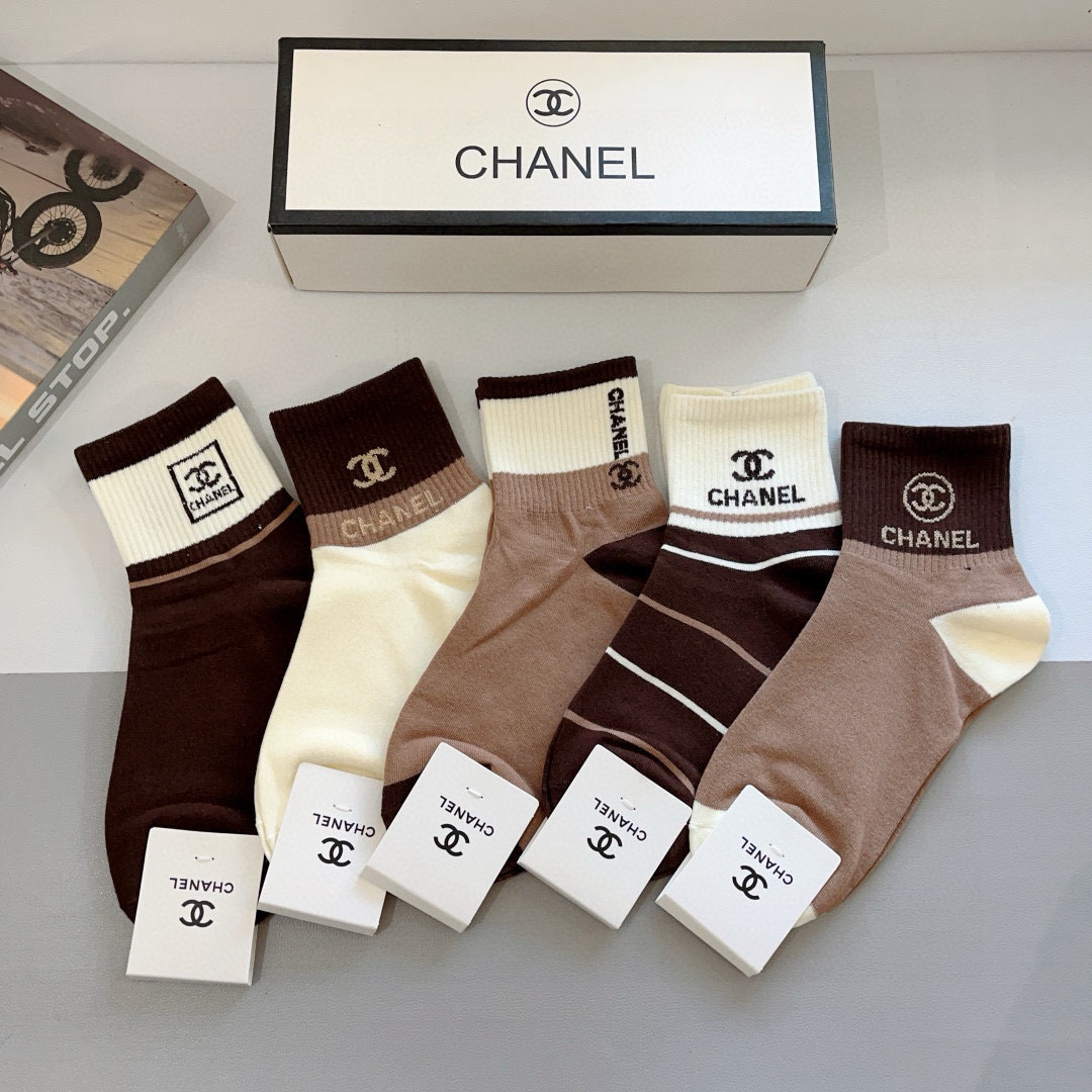 配包装（一盒5双）
CHANEL 香奈儿经典袜子❗️高版本纯棉材质柔软，秒杀市场普通货，经典的双C图案l