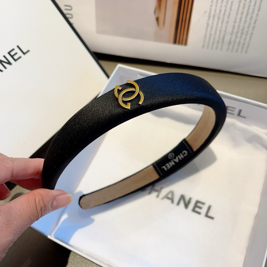 配包装
CHANEL（香奈儿）最新款小香缎面发箍，新品巨显脸小头箍，网红爆款推荐 搭配高端双Ｃlogo 