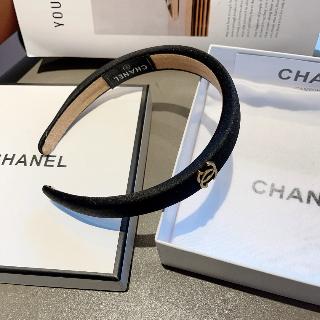 配包装
CHANEL（香奈儿）最新款小香缎面发箍，新品巨显脸小头箍，网红爆款推荐 搭配高端双Ｃlogo 