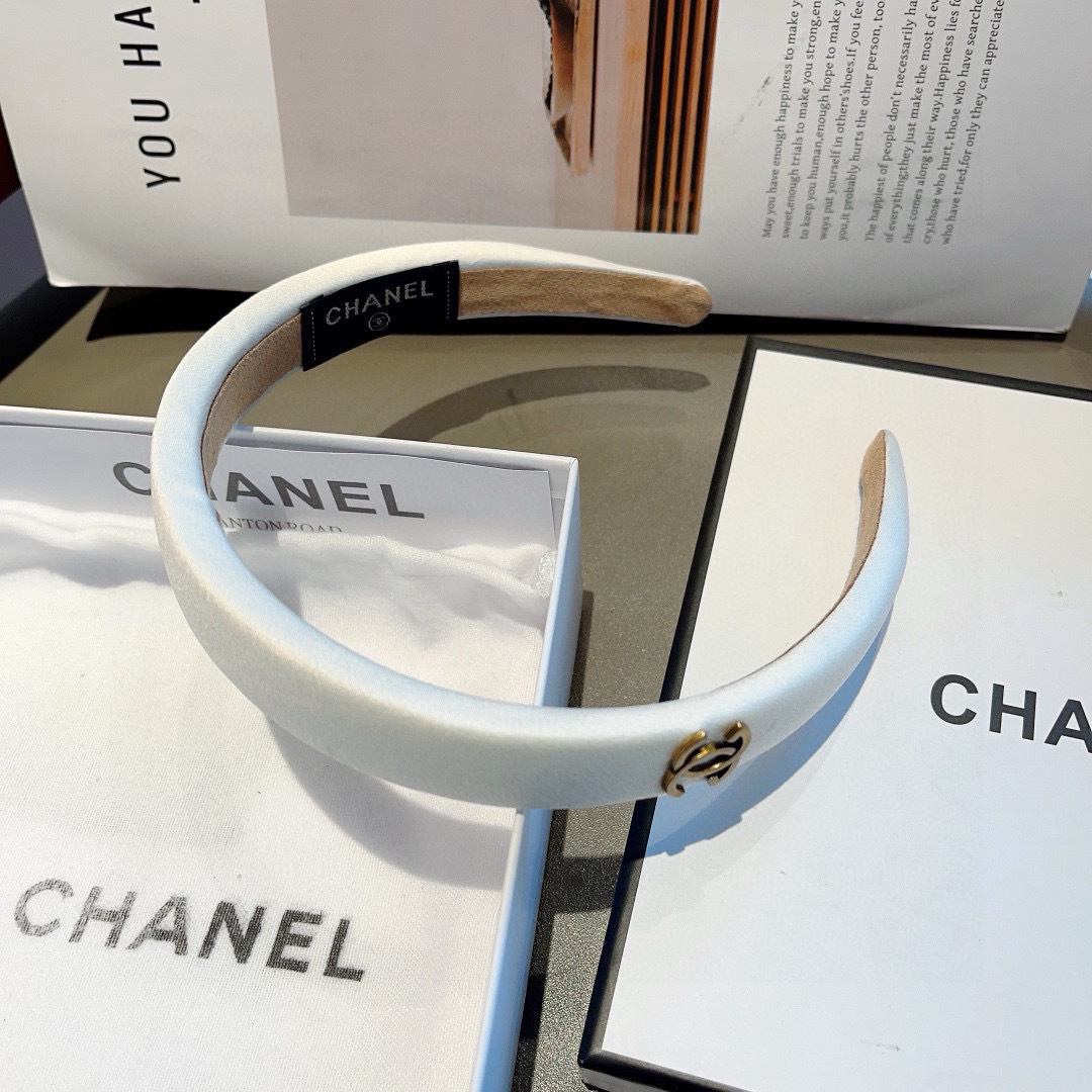 配包装
CHANEL（香奈儿）最新款小香缎面发箍，新品巨显脸小头箍，网红爆款推荐 搭配高端双Ｃlogo 