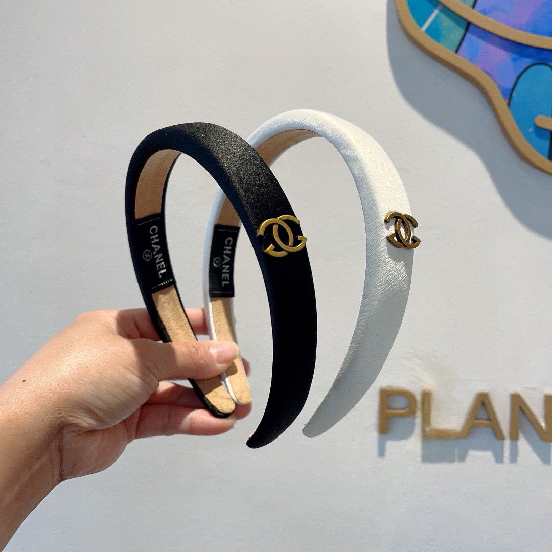 配包装
CHANEL（香奈儿）最新款小香缎面发箍，新品巨显脸小头箍，网红爆款推荐 搭配高端双Ｃlogo 