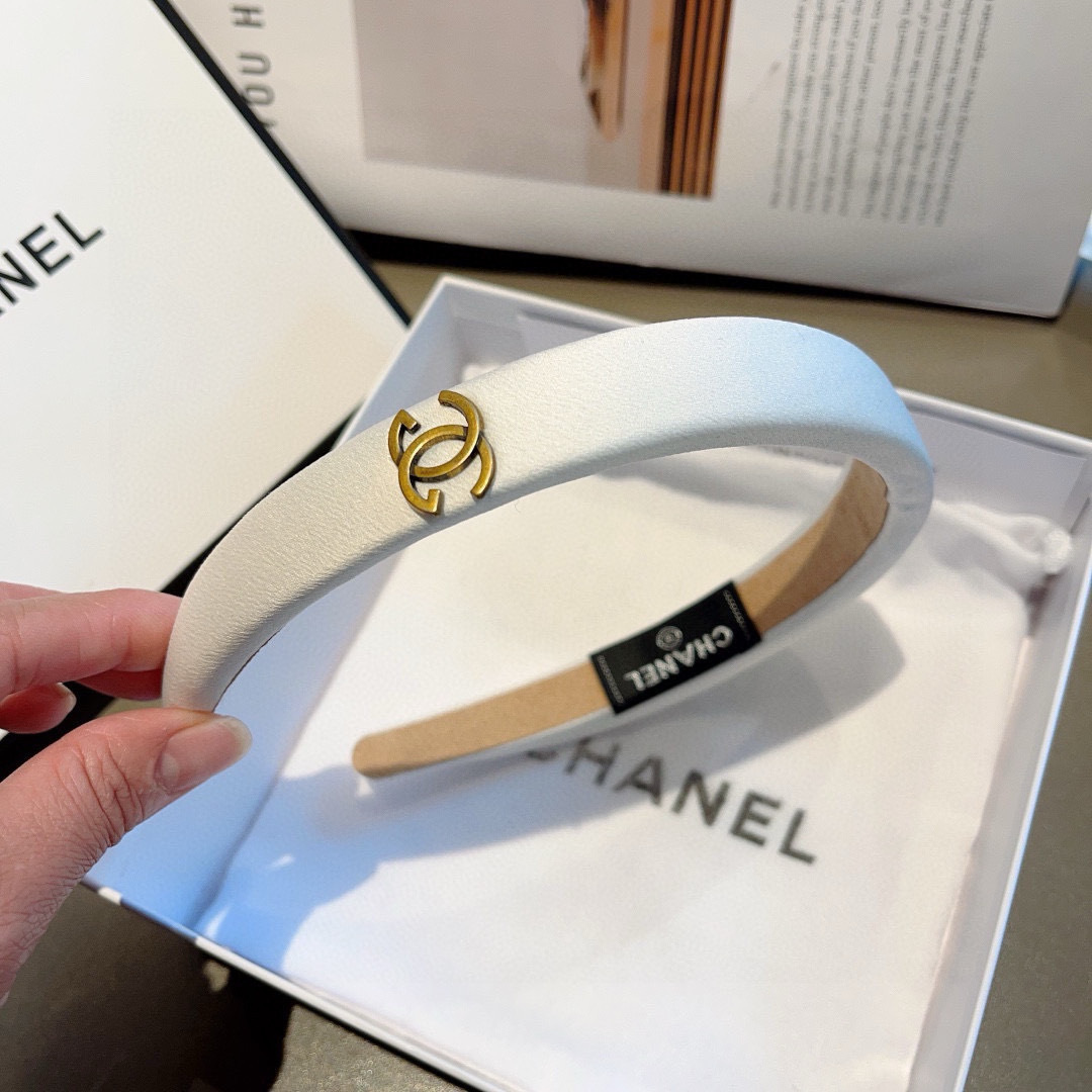 配包装
CHANEL（香奈儿）最新款小香缎面发箍，新品巨显脸小头箍，网红爆款推荐 搭配高端双Ｃlogo 