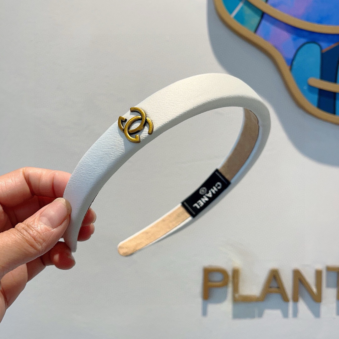 配包装
CHANEL（香奈儿）最新款小香缎面发箍，新品巨显脸小头箍，网红爆款推荐 搭配高端双Ｃlogo 