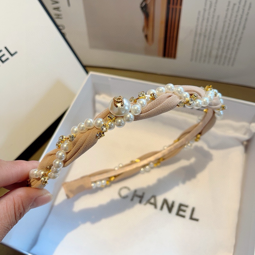 配包装
CHANEL（香奈儿）春夏最新小香发箍，网红爆款推荐 搭配高端编织珍珠，超精致，时尚百搭。
