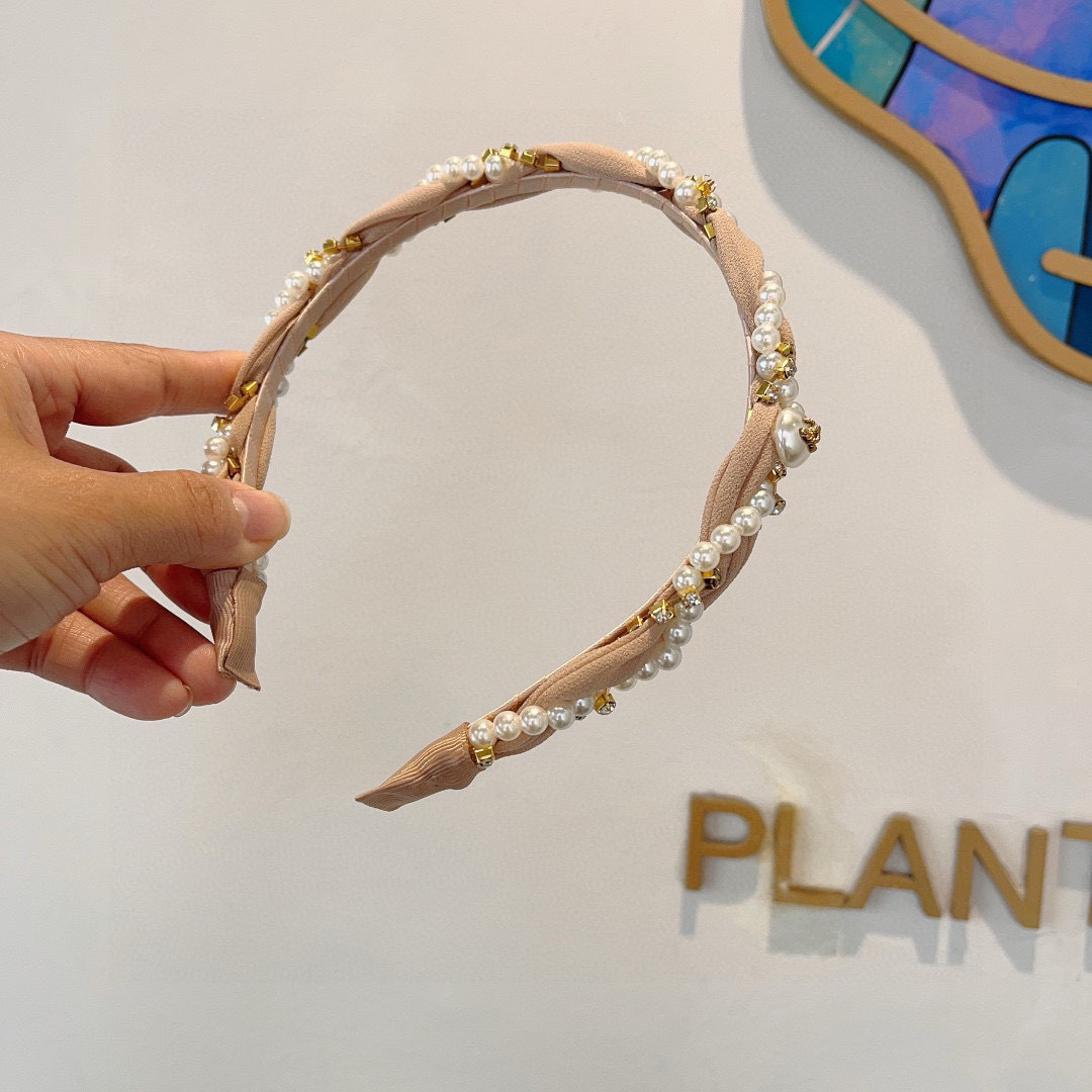 配包装
CHANEL（香奈儿）春夏最新小香发箍，网红爆款推荐 搭配高端编织珍珠，超精致，时尚百搭。