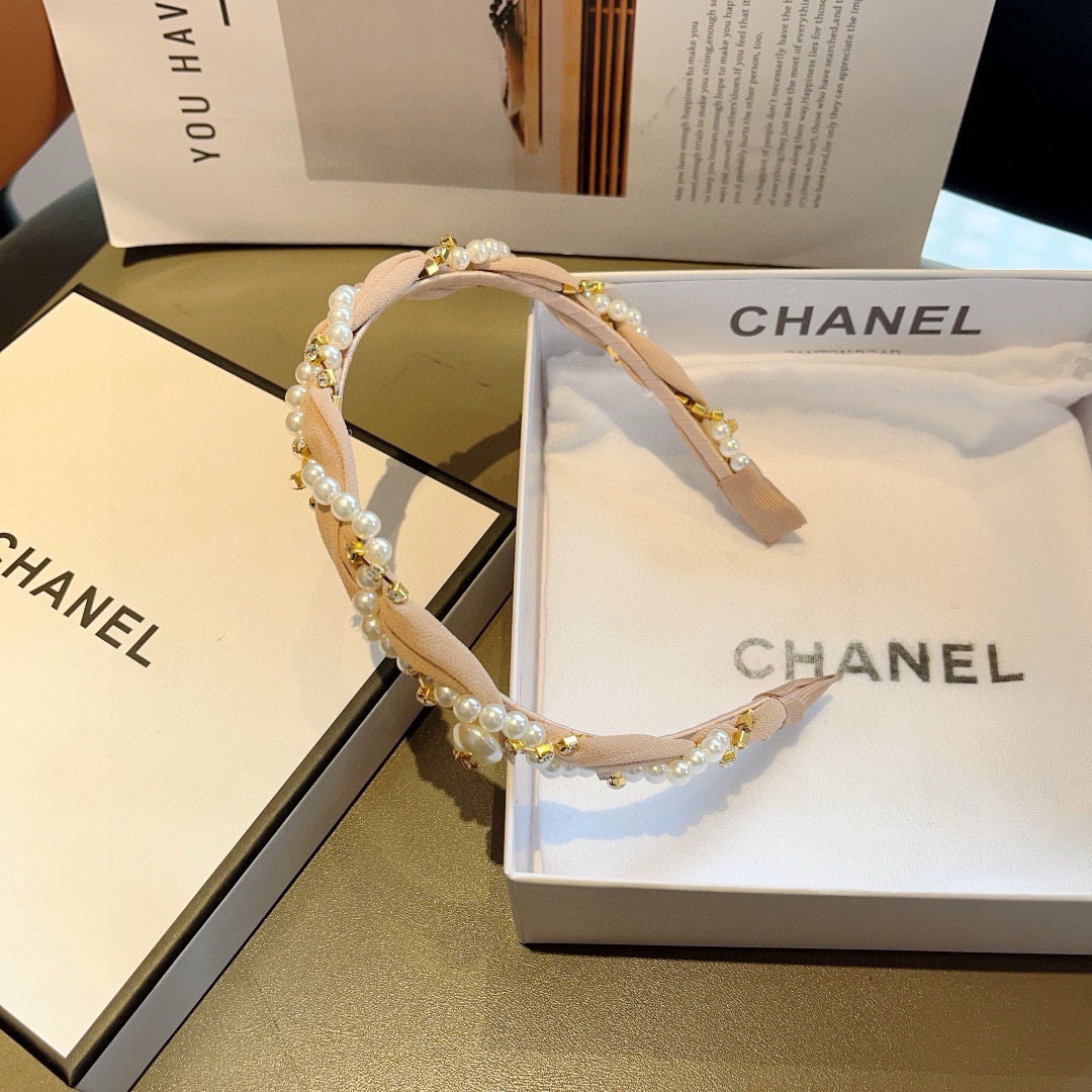 配包装
CHANEL（香奈儿）春夏最新小香发箍，网红爆款推荐 搭配高端编织珍珠，超精致，时尚百搭。
