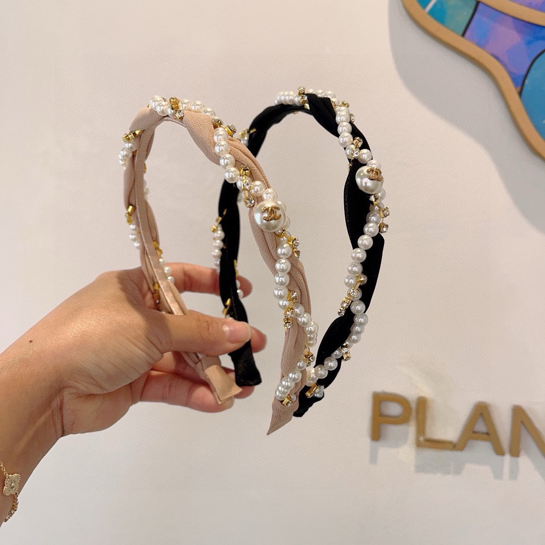 配包装
CHANEL（香奈儿）春夏最新小香发箍，网红爆款推荐 搭配高端编织珍珠，超精致，时尚百搭。