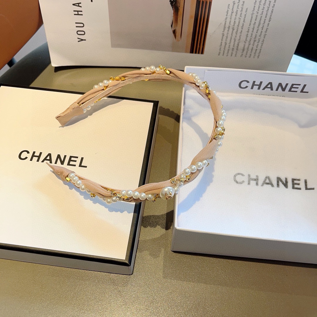 配包装
CHANEL（香奈儿）春夏最新小香发箍，网红爆款推荐 搭配高端编织珍珠，超精致，时尚百搭。
