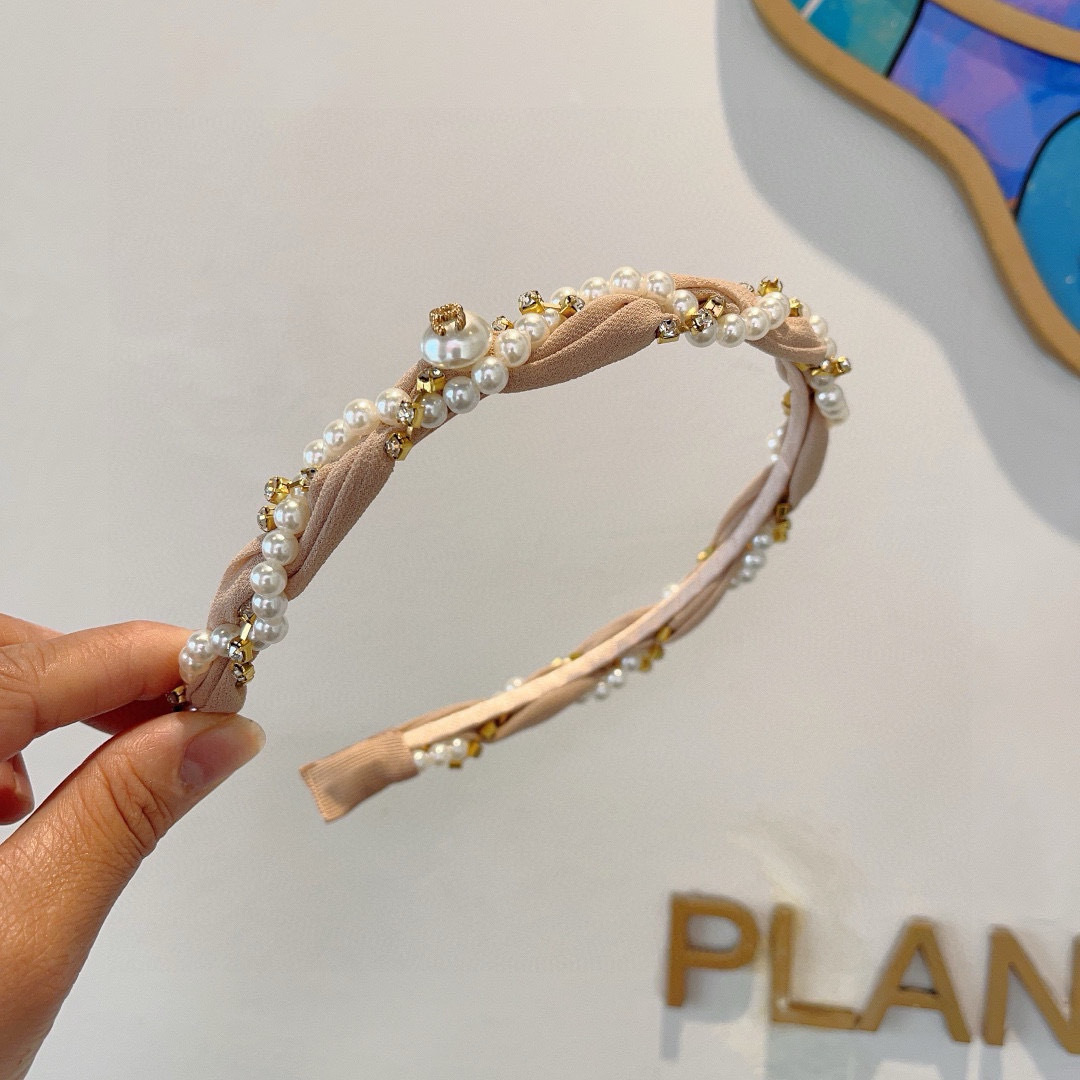 配包装
CHANEL（香奈儿）春夏最新小香发箍，网红爆款推荐 搭配高端编织珍珠，超精致，时尚百搭。