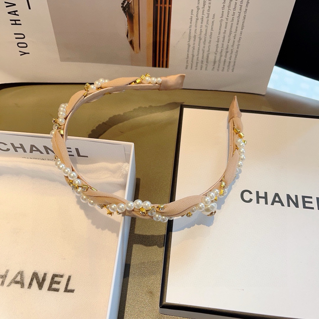 配包装
CHANEL（香奈儿）春夏最新小香发箍，网红爆款推荐 搭配高端编织珍珠，超精致，时尚百搭。