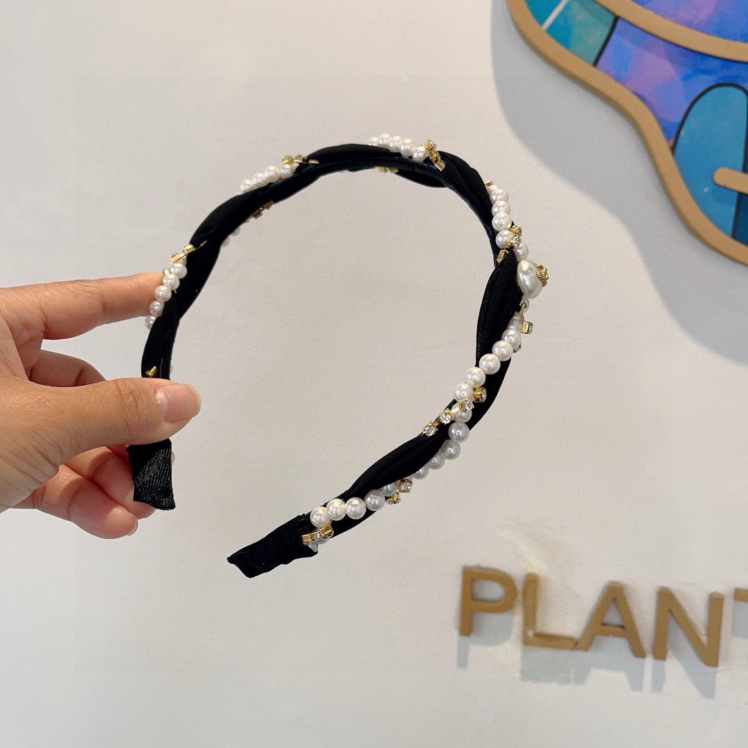 配包装
CHANEL（香奈儿）春夏最新小香发箍，网红爆款推荐 搭配高端编织珍珠，超精致，时尚百搭。