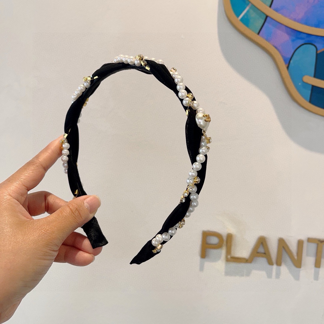 配包装
CHANEL（香奈儿）春夏最新小香发箍，网红爆款推荐 搭配高端编织珍珠，超精致，时尚百搭。