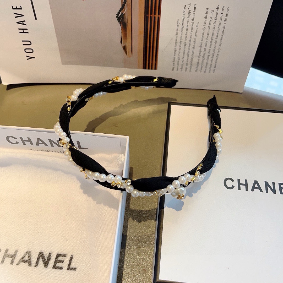 配包装
CHANEL（香奈儿）春夏最新小香发箍，网红爆款推荐 搭配高端编织珍珠，超精致，时尚百搭。