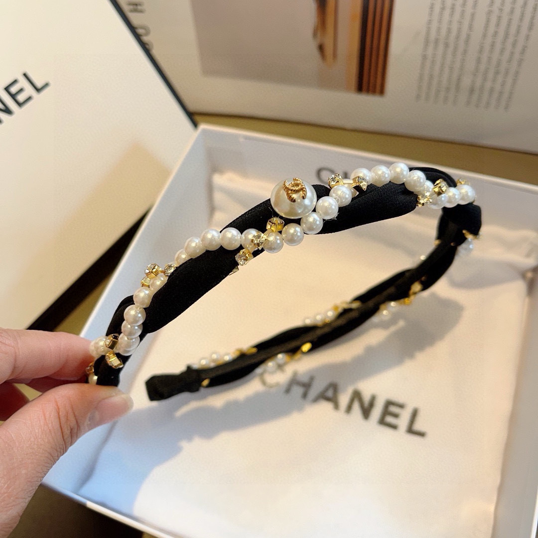 配包装
CHANEL（香奈儿）春夏最新小香发箍，网红爆款推荐 搭配高端编织珍珠，超精致，时尚百搭。