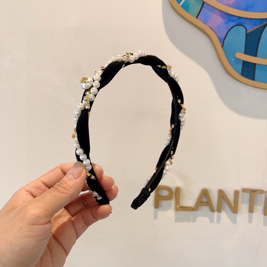 配包装
CHANEL（香奈儿）春夏最新小香发箍，网红爆款推荐 搭配高端编织珍珠，超精致，时尚百搭。