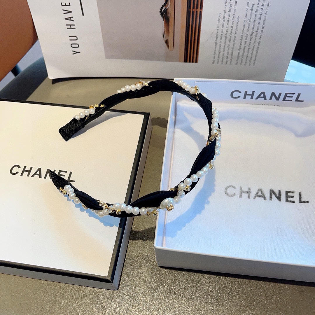配包装
CHANEL（香奈儿）春夏最新小香发箍，网红爆款推荐 搭配高端编织珍珠，超精致，时尚百搭。