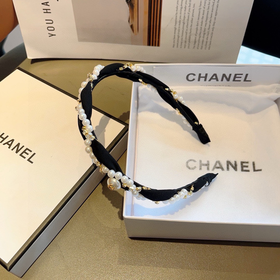 配包装
CHANEL（香奈儿）春夏最新小香发箍，网红爆款推荐 搭配高端编织珍珠，超精致，时尚百搭。