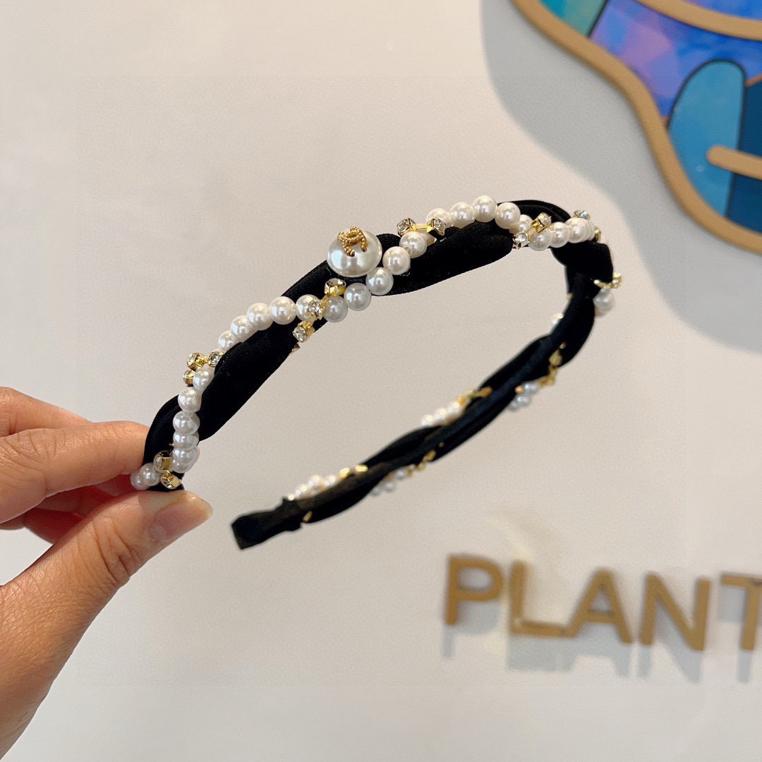 配包装
CHANEL（香奈儿）春夏最新小香发箍，网红爆款推荐 搭配高端编织珍珠，超精致，时尚百搭。