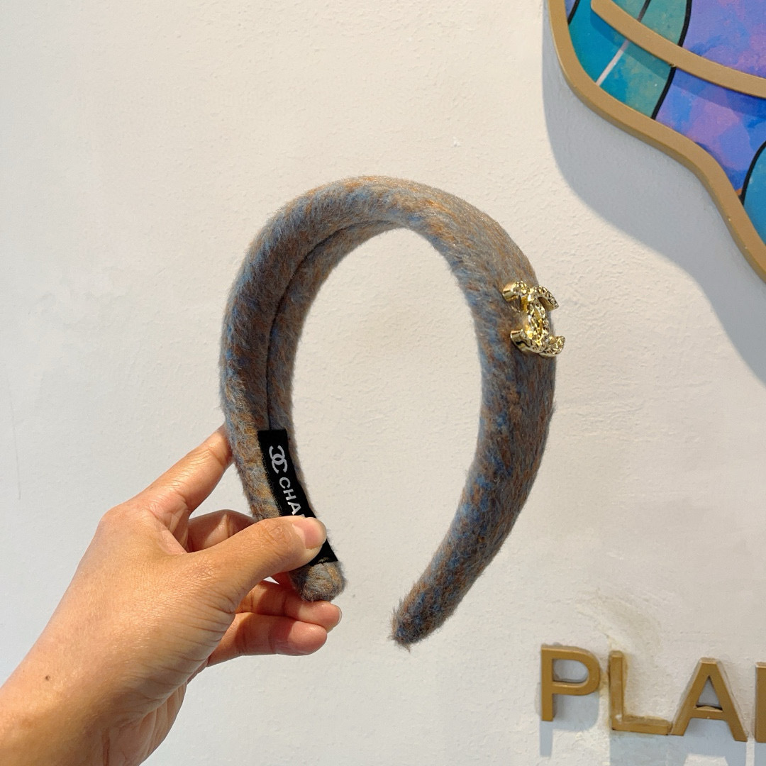 配包装
CHANEL（香奈儿）秋冬新款精美毛呢宽边发箍，复古网红爆款头箍 搭配高端材质，超精致，时尚高级