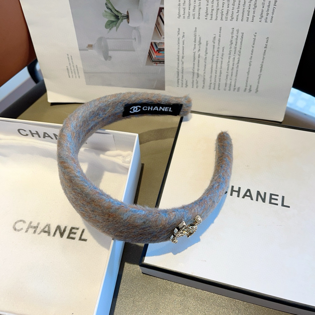 配包装
CHANEL（香奈儿）秋冬新款精美毛呢宽边发箍，复古网红爆款头箍 搭配高端材质，超精致，时尚高级