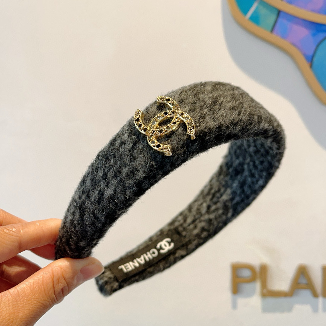 配包装
CHANEL（香奈儿）秋冬新款精美毛呢宽边发箍，复古网红爆款头箍 搭配高端材质，超精致，时尚高级