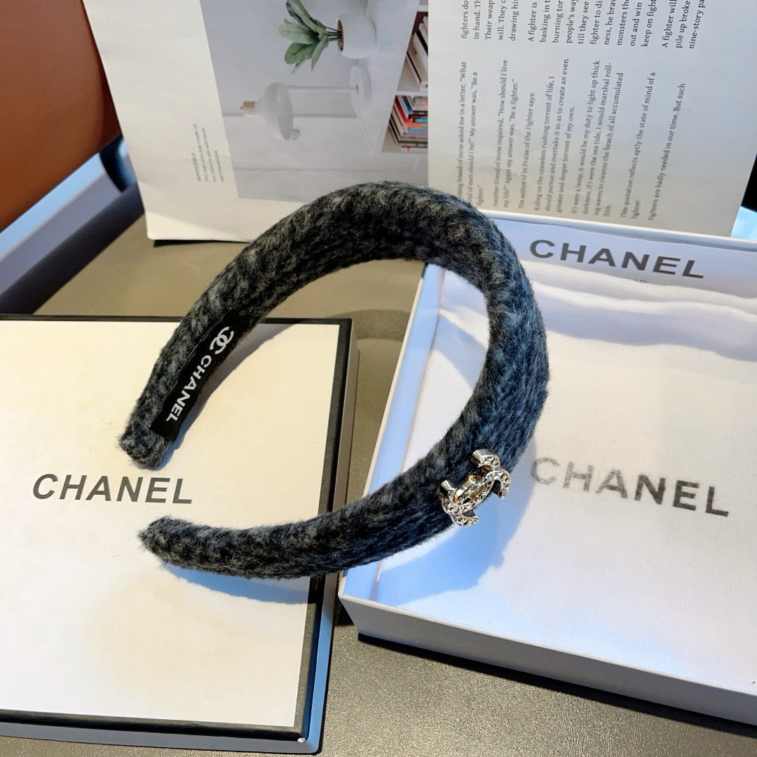 配包装
CHANEL（香奈儿）秋冬新款精美毛呢宽边发箍，复古网红爆款头箍 搭配高端材质，超精致，时尚高级