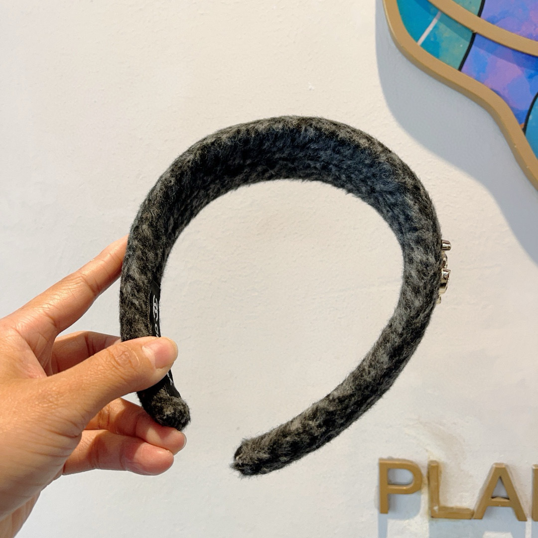 配包装
CHANEL（香奈儿）秋冬新款精美毛呢宽边发箍，复古网红爆款头箍 搭配高端材质，超精致，时尚高级