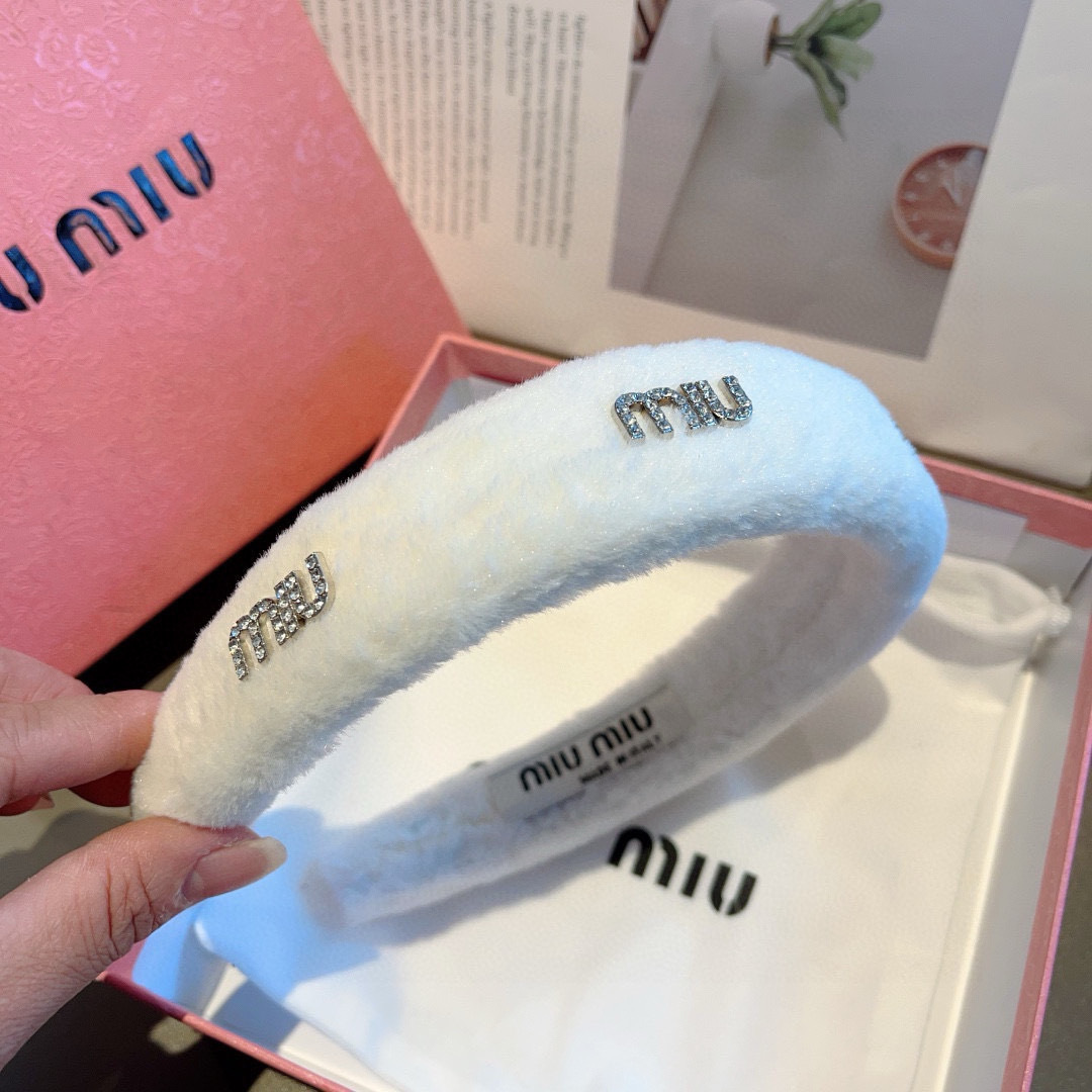 配包装
MIUMIU（缪缪）秋冬新款手工制作发箍，原单货，简约百搭，潮女必备品，超级的高大上！