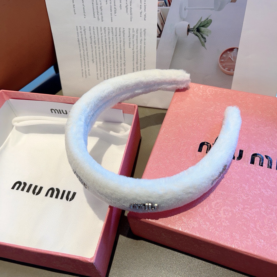 配包装
MIUMIU（缪缪）秋冬新款手工制作发箍，原单货，简约百搭，潮女必备品，超级的高大上！