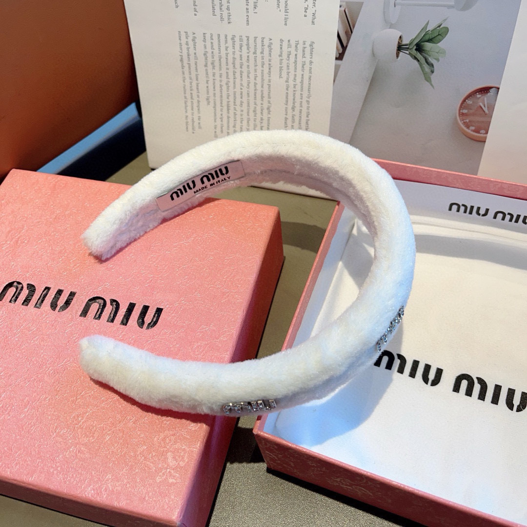 配包装
MIUMIU（缪缪）秋冬新款手工制作发箍，原单货，简约百搭，潮女必备品，超级的高大上！