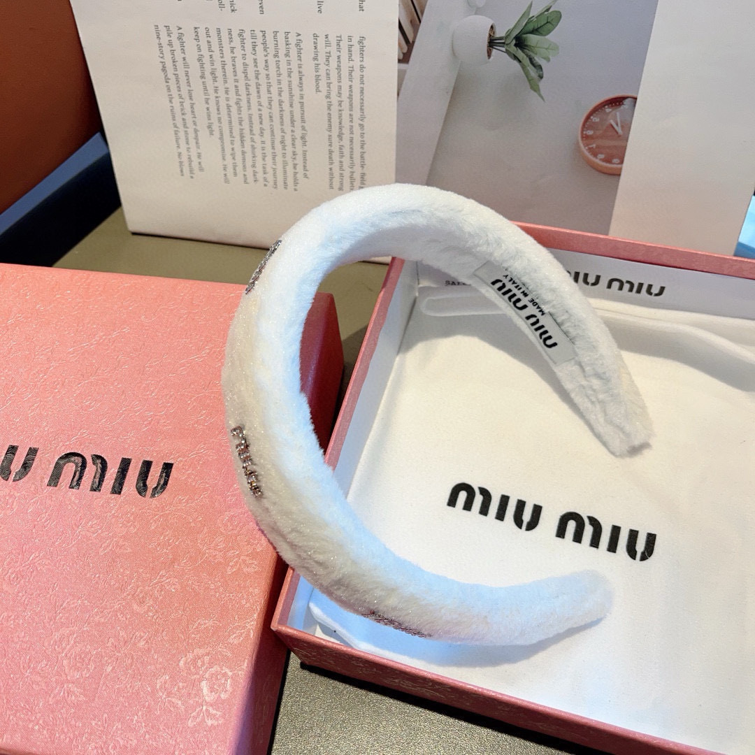 配包装
MIUMIU（缪缪）秋冬新款手工制作发箍，原单货，简约百搭，潮女必备品，超级的高大上！