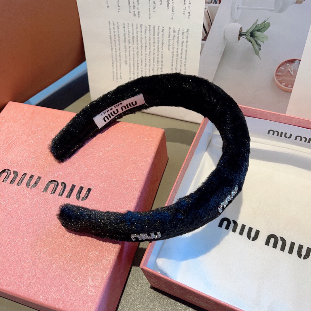 配包装
MIUMIU（缪缪）秋冬新款手工制作发箍，原单货，简约百搭，潮女必备品，超级的高大上！