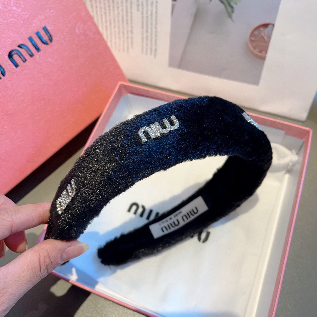 配包装
MIUMIU（缪缪）秋冬新款手工制作发箍，原单货，简约百搭，潮女必备品，超级的高大上！
