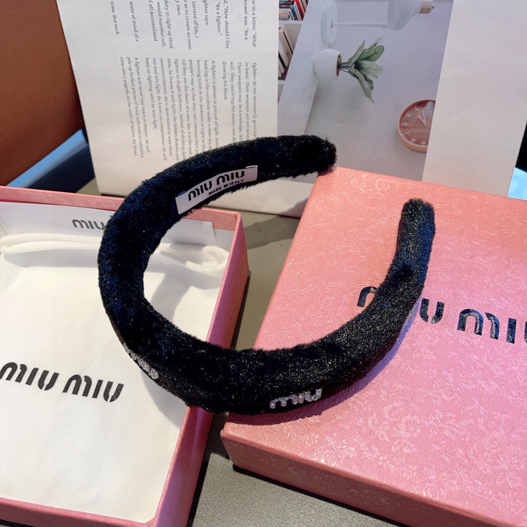 配包装
MIUMIU（缪缪）秋冬新款手工制作发箍，原单货，简约百搭，潮女必备品，超级的高大上！