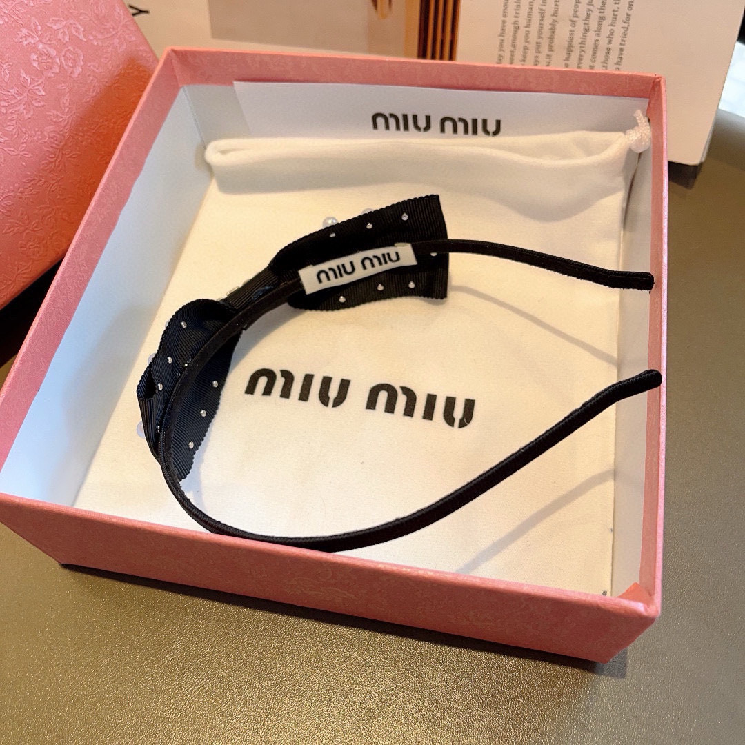 配包装
MIUMIU（缪缪）新款手工制作窄版珍珠发箍，原单货，简约百搭，潮女必备品，超级的高大上！