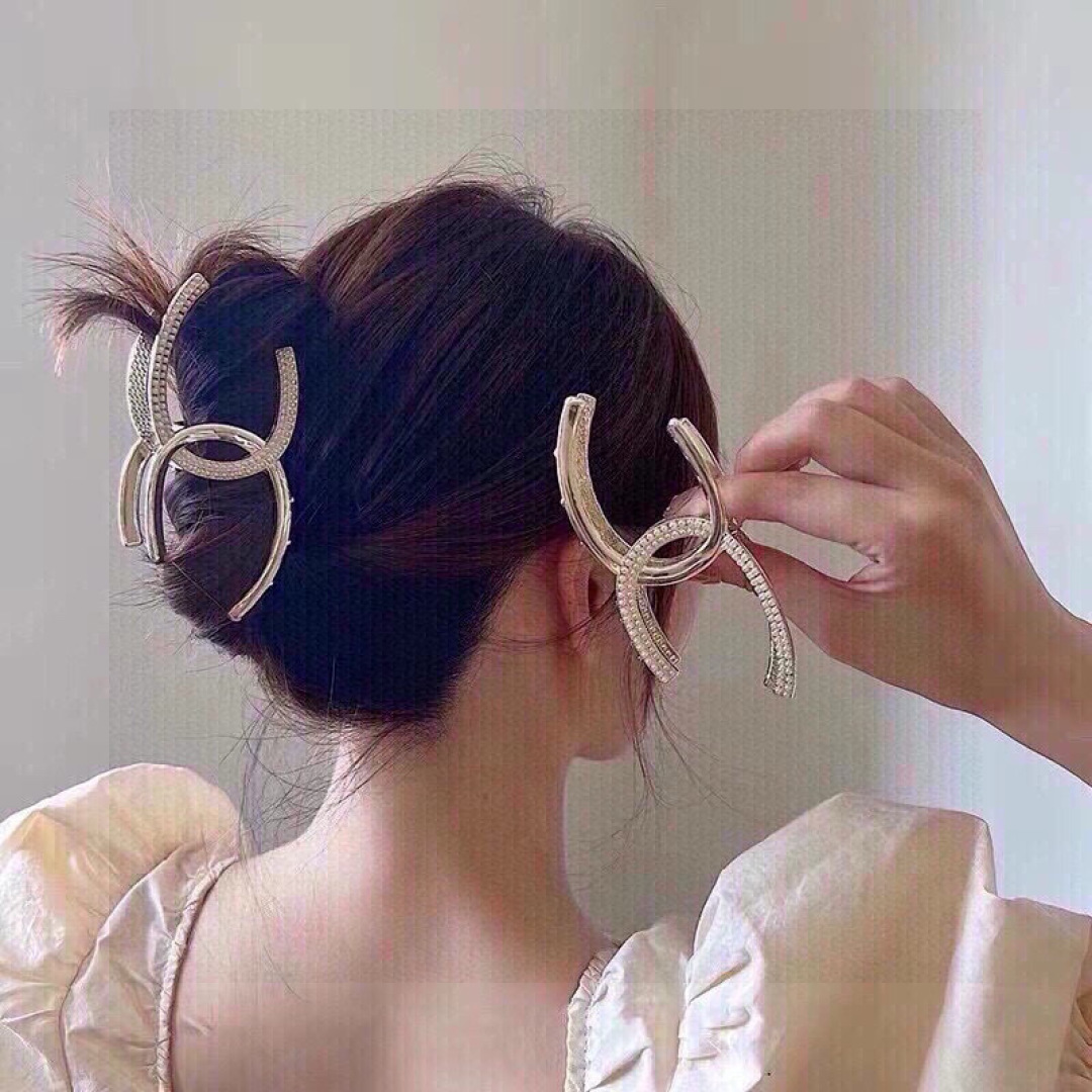 配包装
ＣＨＡＮＥＬ香奈儿镶钻珍珠轻奢简约抓夹，网红时尚潮流，女神必备单品，超级精致哦!名媛范儿。