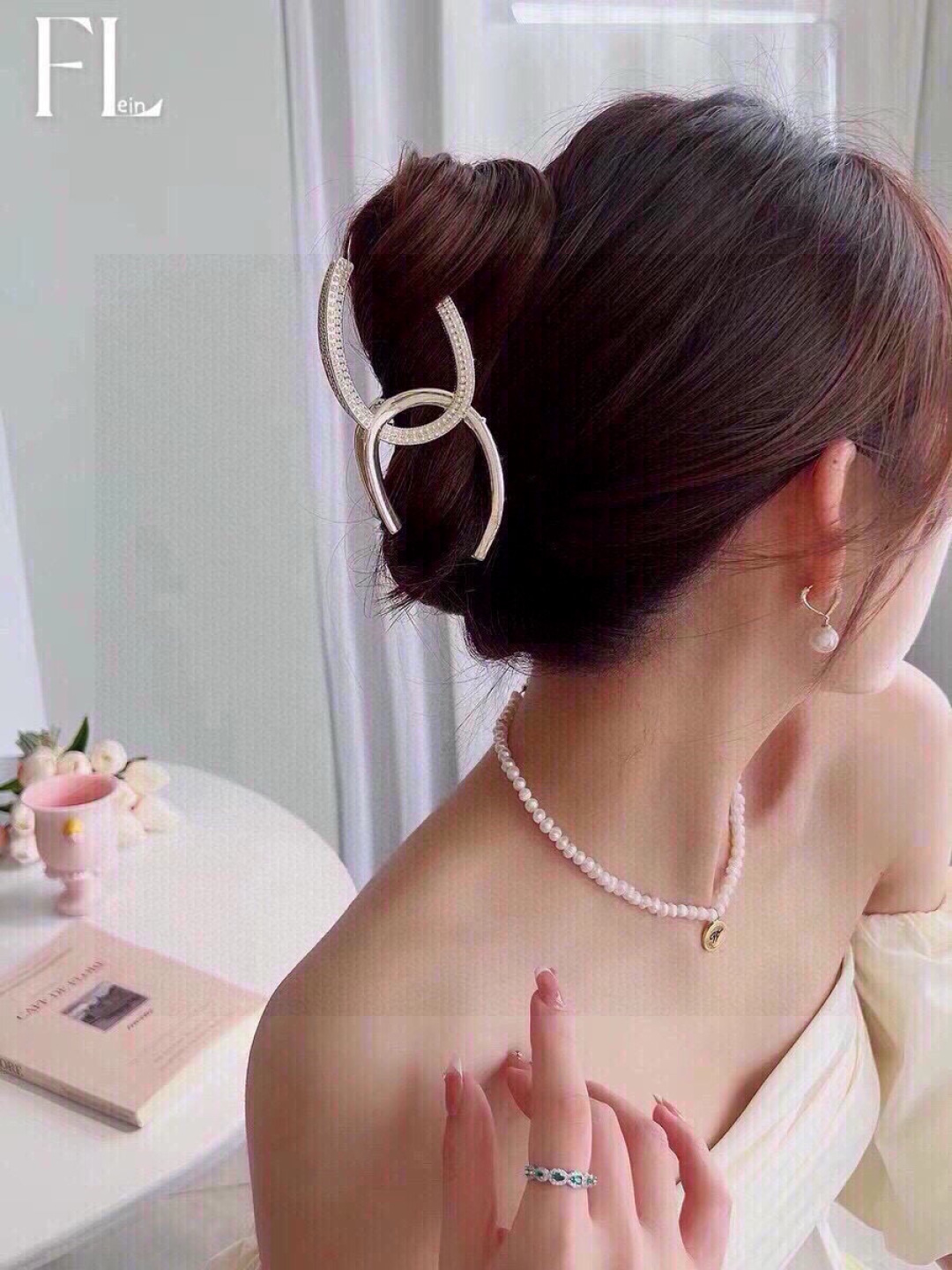 配包装
ＣＨＡＮＥＬ香奈儿镶钻珍珠轻奢简约抓夹，网红时尚潮流，女神必备单品，超级精致哦!名媛范儿。