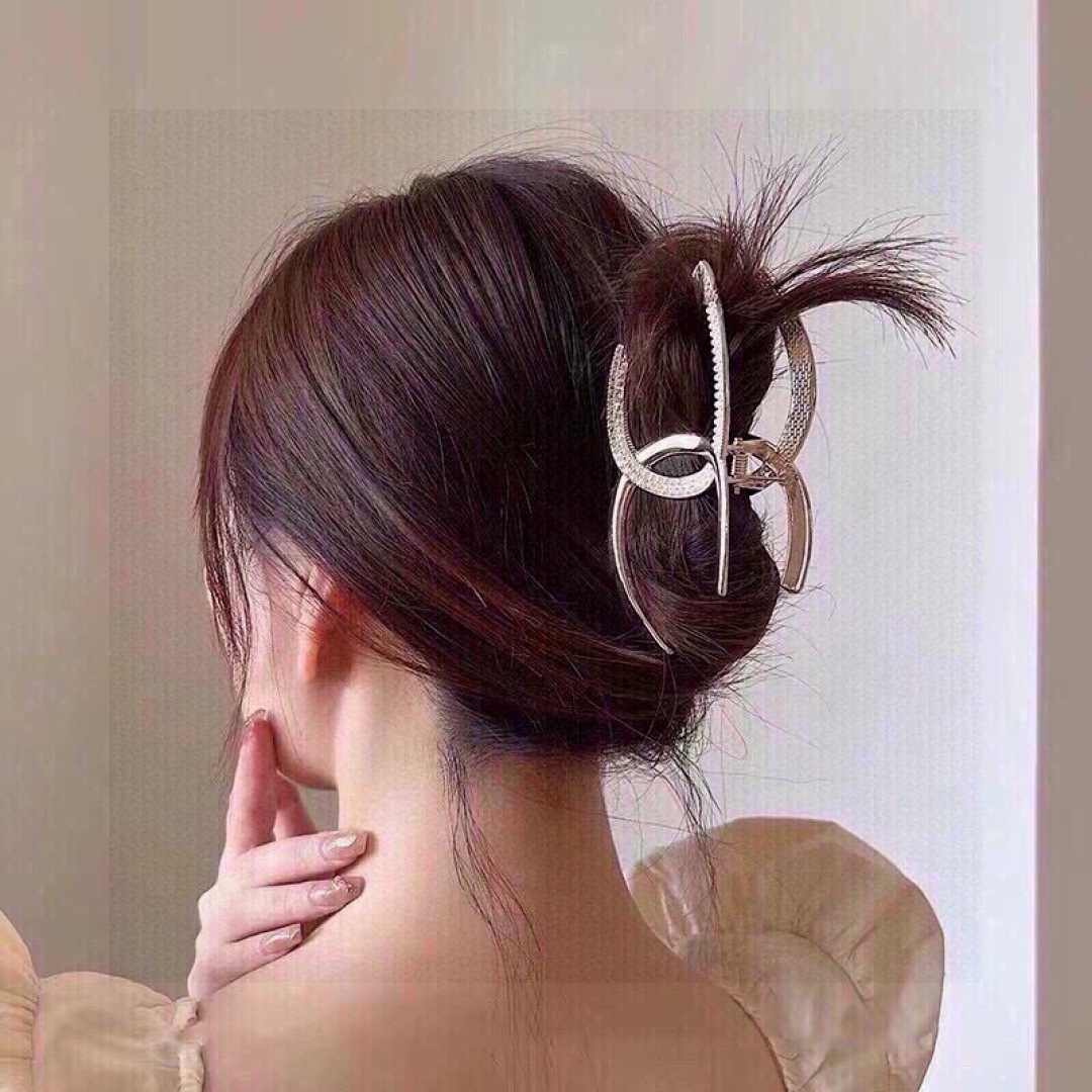 配包装
ＣＨＡＮＥＬ香奈儿镶钻珍珠轻奢简约抓夹，网红时尚潮流，女神必备单品，超级精致哦!名媛范儿。