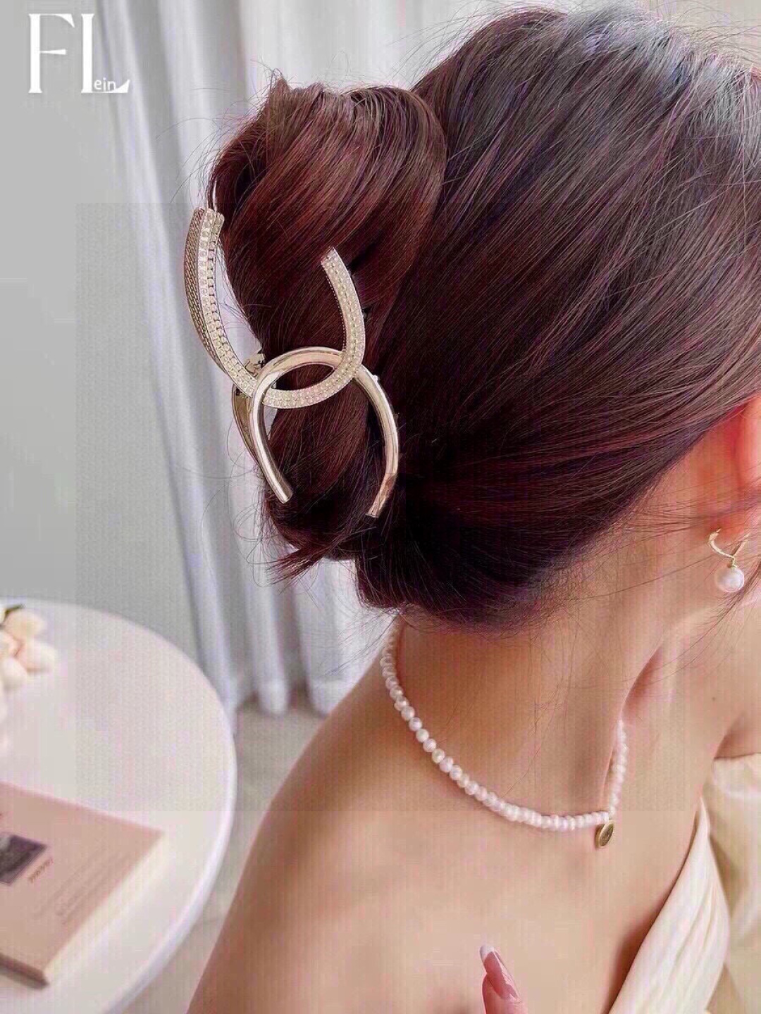 配包装
ＣＨＡＮＥＬ香奈儿镶钻珍珠轻奢简约抓夹，网红时尚潮流，女神必备单品，超级精致哦!名媛范儿。