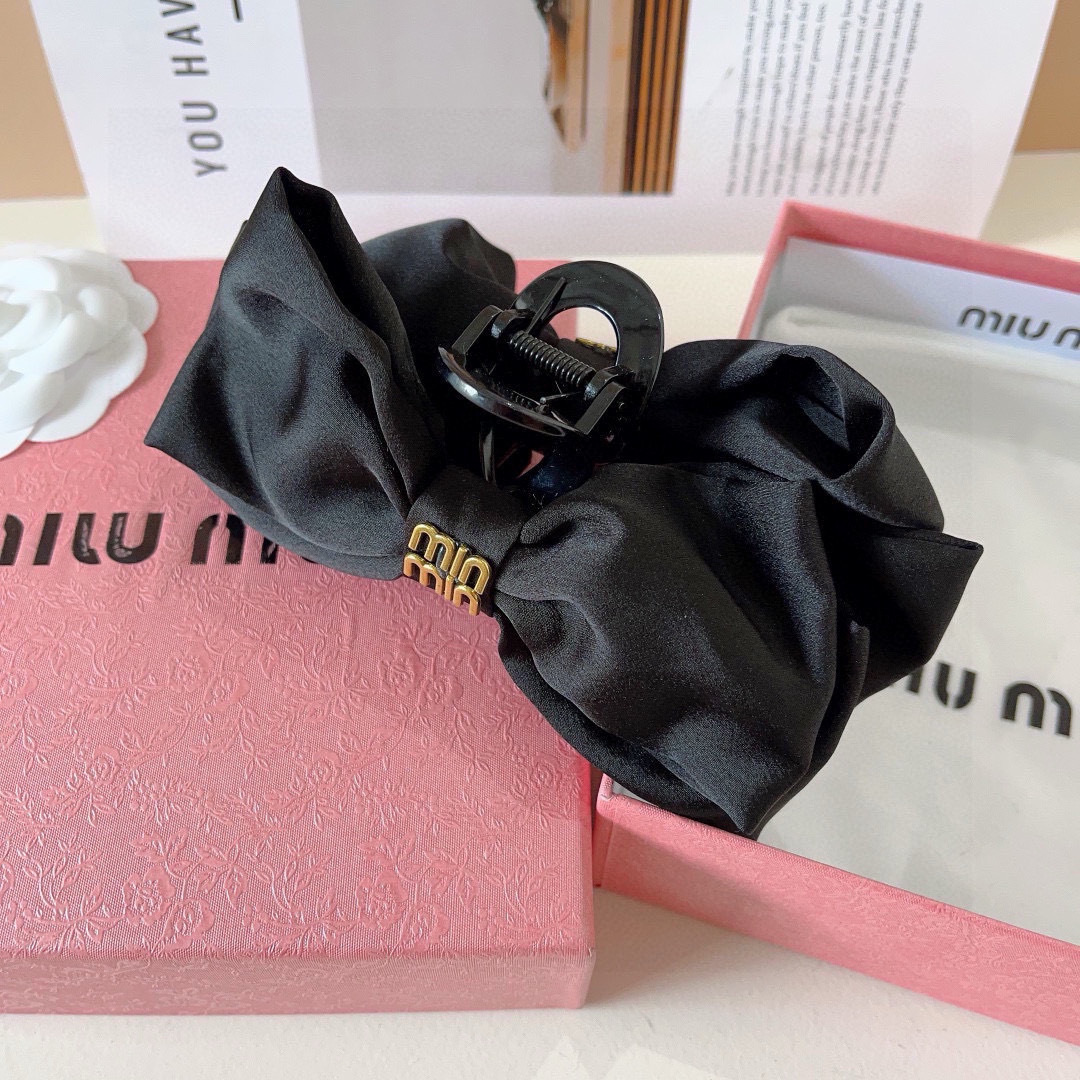 配包装
MIUMIU（缪缪）新款公主头饰蝴蝶结抓夹，高级感字母简约复古发夹原单货，简约百搭，潮女必备品，