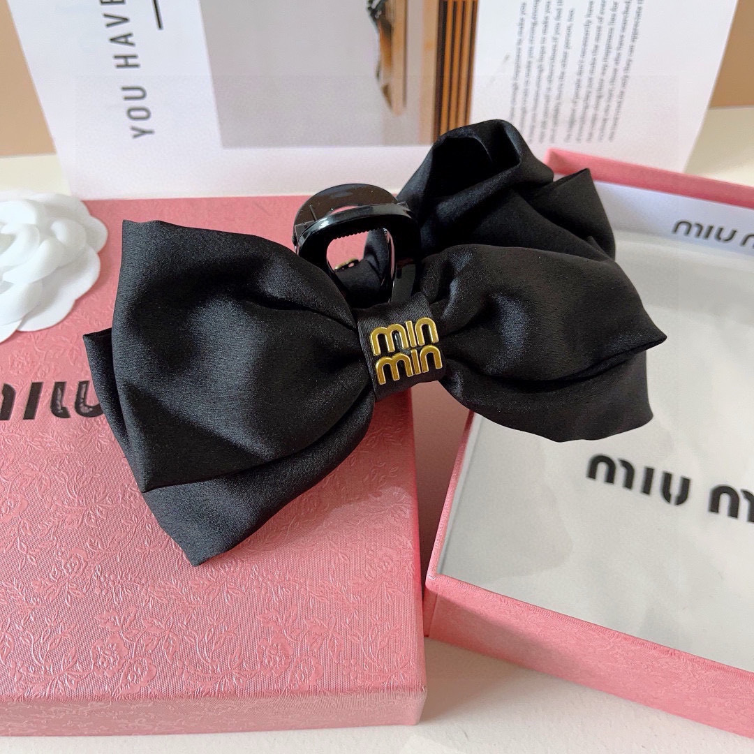 配包装
MIUMIU（缪缪）新款公主头饰蝴蝶结抓夹，高级感字母简约复古发夹原单货，简约百搭，潮女必备品，