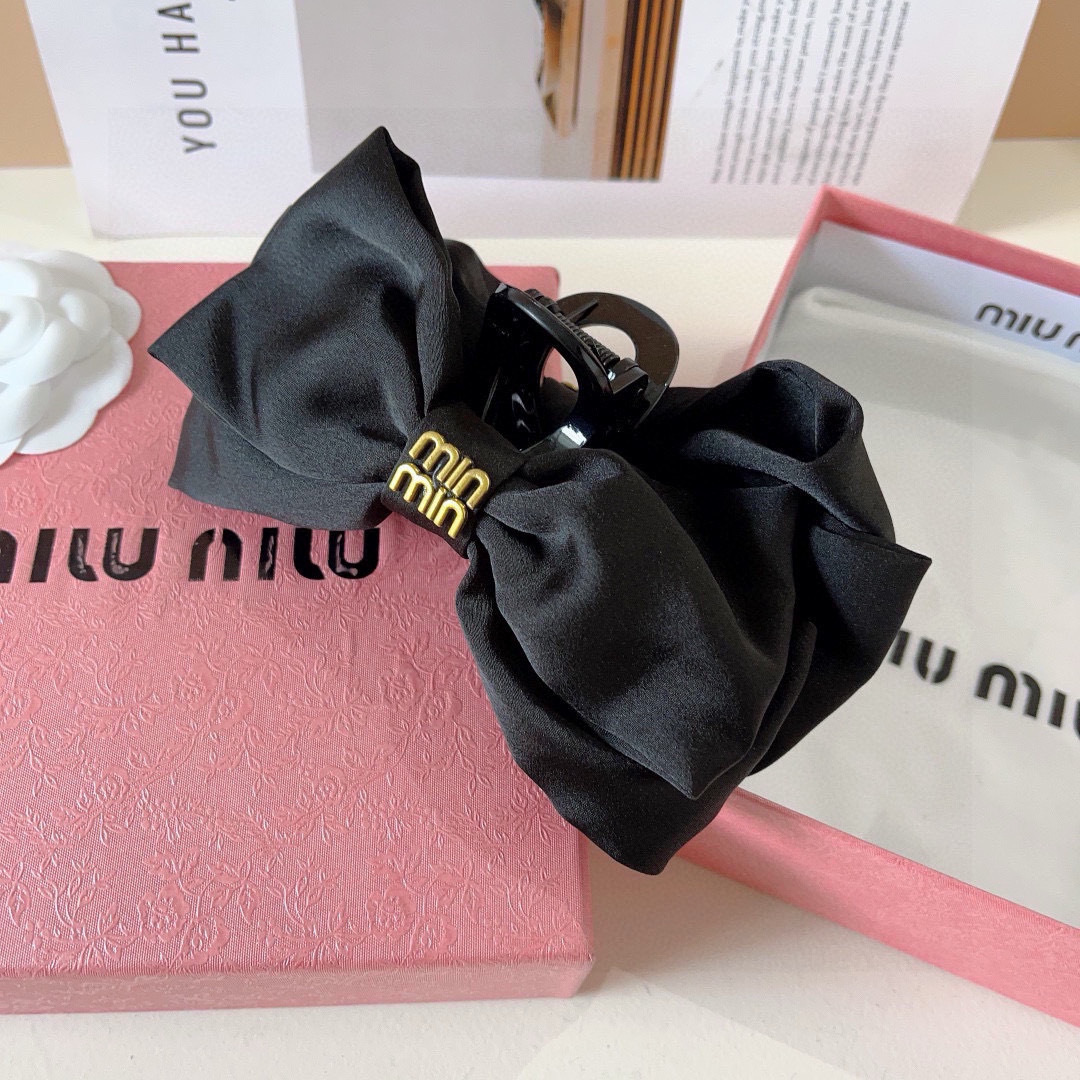 配包装
MIUMIU（缪缪）新款公主头饰蝴蝶结抓夹，高级感字母简约复古发夹原单货，简约百搭，潮女必备品，