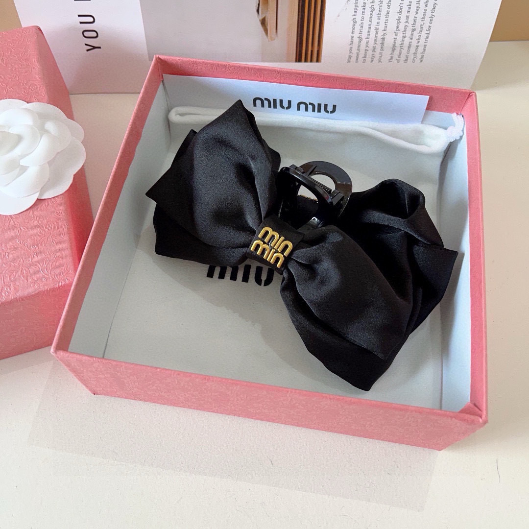 配包装
MIUMIU（缪缪）新款公主头饰蝴蝶结抓夹，高级感字母简约复古发夹原单货，简约百搭，潮女必备品，