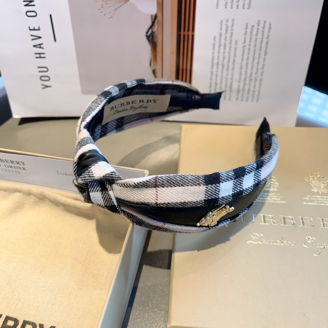 配包装
巴宝莉BURBERRY 新款拼皮发箍，客供面料 🎀细节全部实拍！非常耐看又百搭、百搭款适合各种场